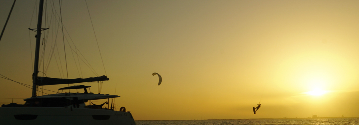 Kiten bei Sonnenuntergang